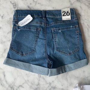 🆕 Forever 21 cuffed Jean shorts with stretchy fit. Womens size 26.